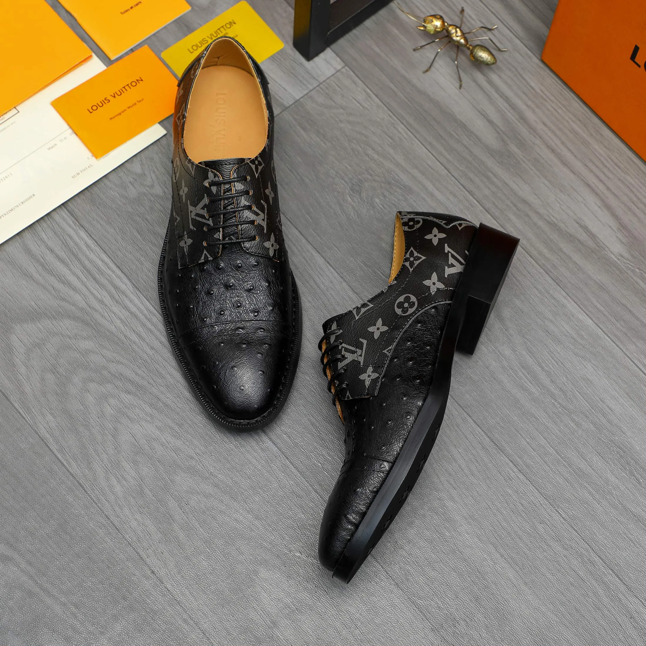 Men's shoes 💰500 Product trademark: LV "Louis Vuitton" business formal leather shoes Regular size: 39-45 (.45 customization is non-returnable) Product materials: Selected ostrich pattern cowhide upper, cowhide lining, original rubber outsole